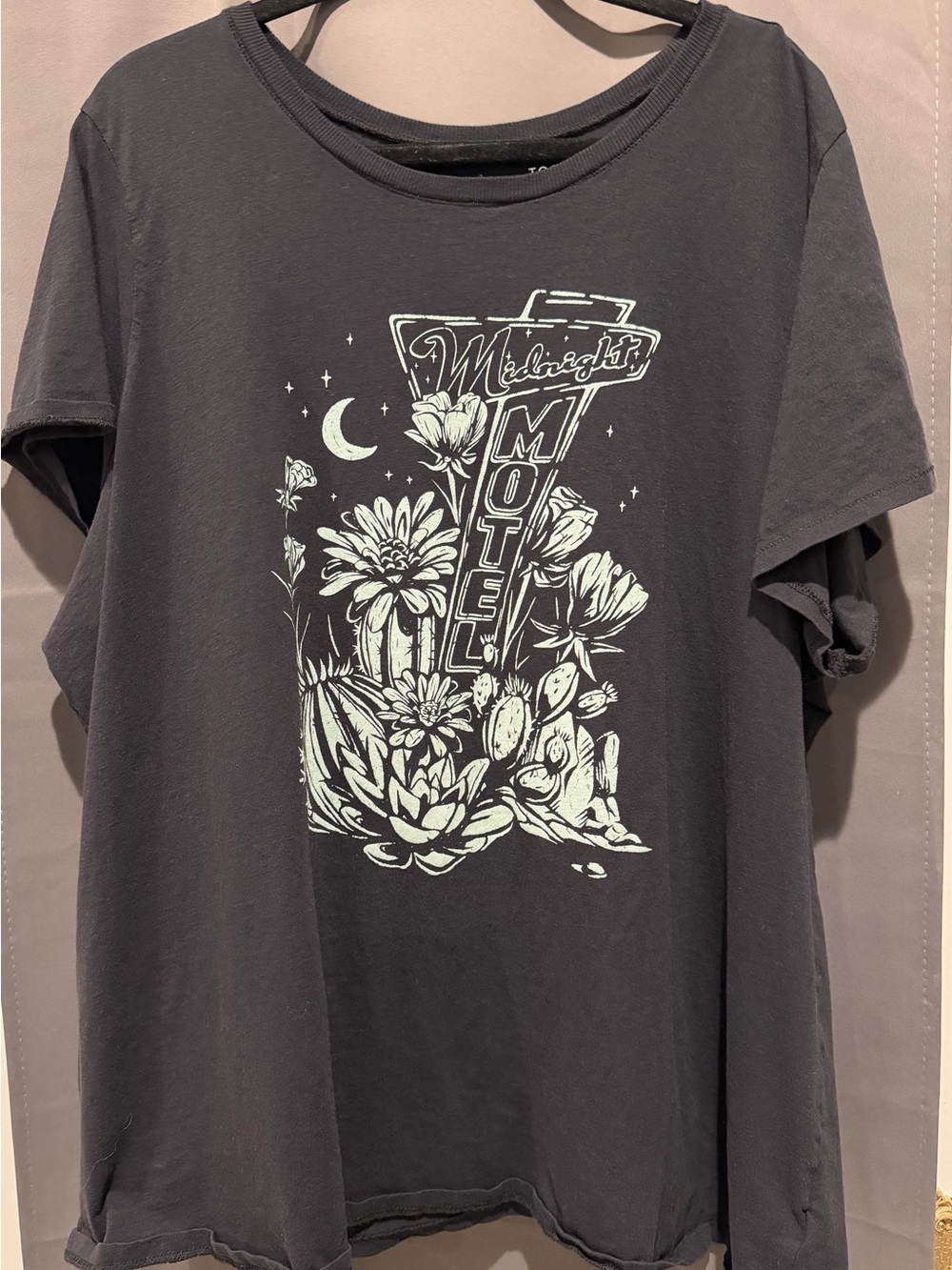 Torrid “Midnight Motel” graphic tee size 4(never worn)